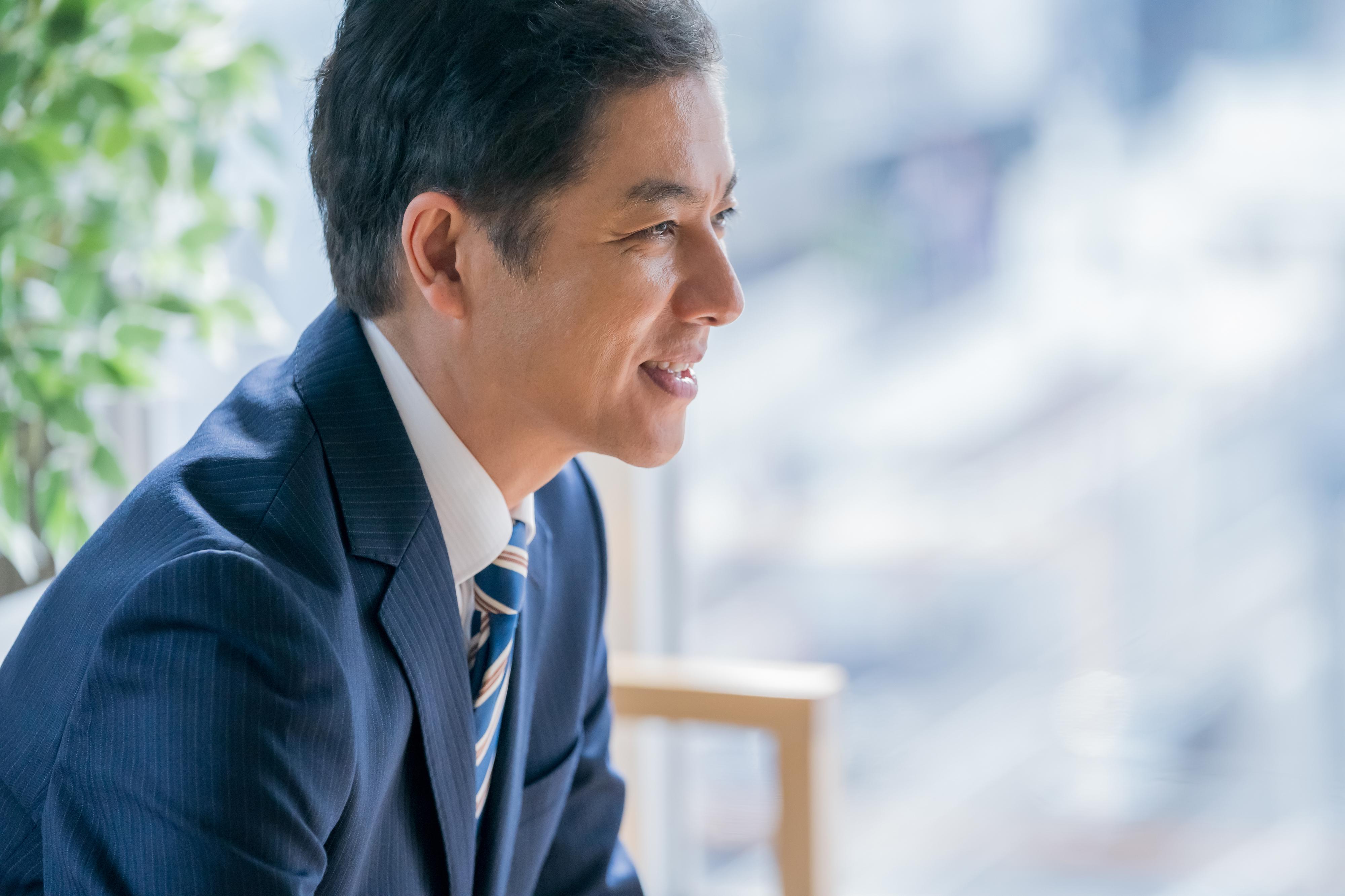 融資交渉する男性社員の写真