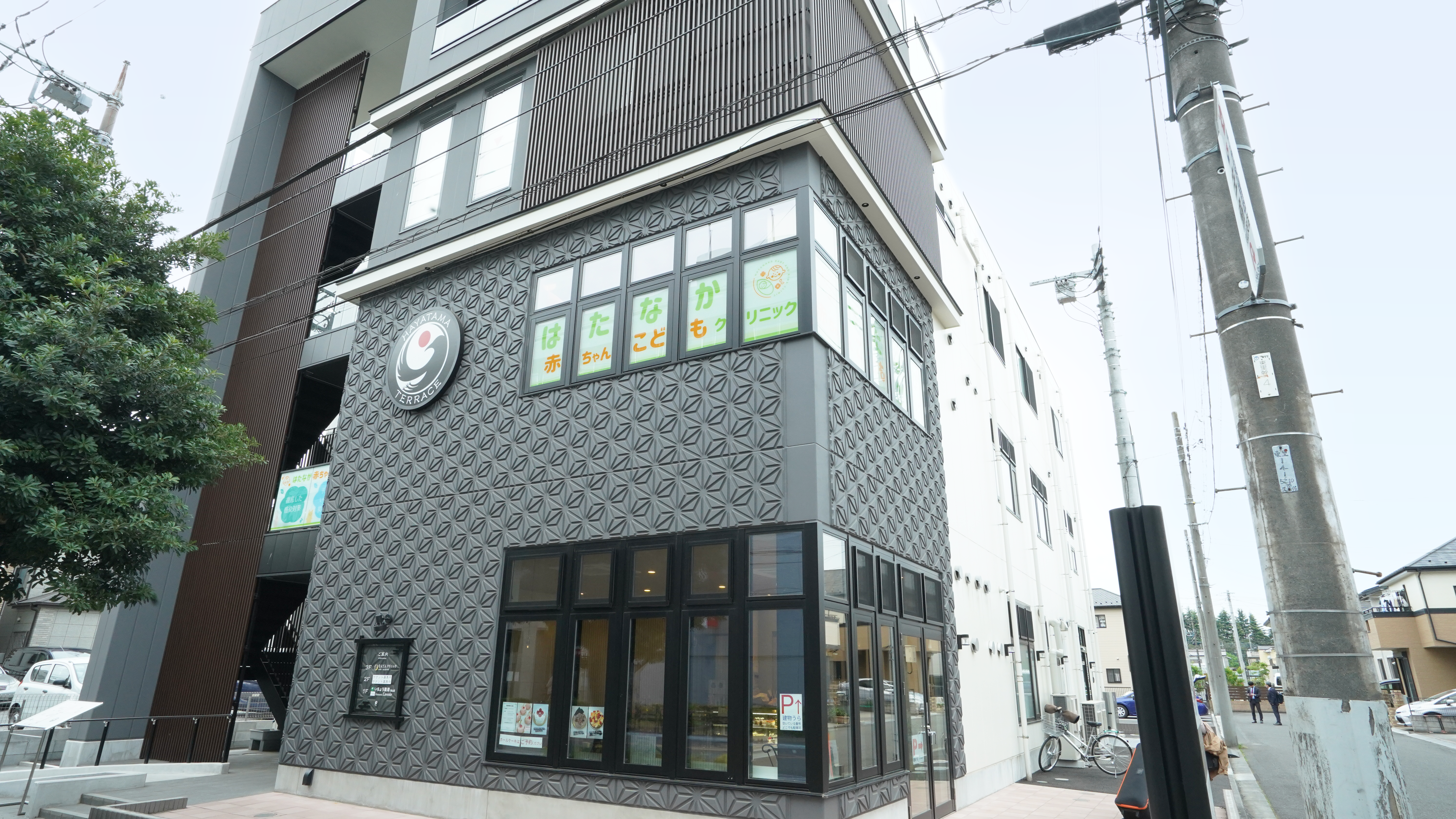 1階はケーキ屋、3階は内科・血液内科クリニックが入居している。