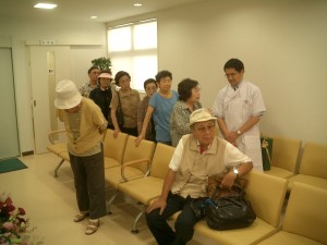 さなだクリニック　院長と地域住民のみなさん