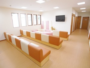 ありやまクリニック　待合とキッズルーム