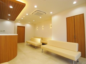 高田駅前耳鼻咽喉科　待合室