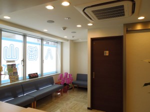 八幡山駅前眼科　待合室