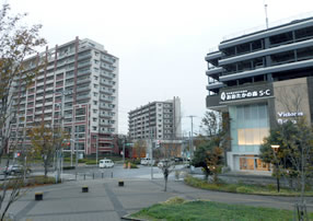 駅前の大型ショッピングセンターとマンション